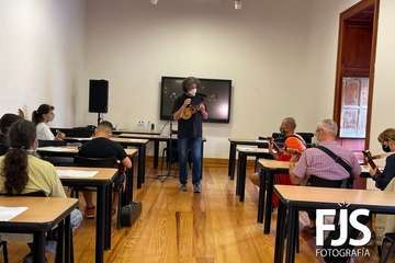 La Casa Condal de Telde  toca el timple/Francisco Javier Santana.